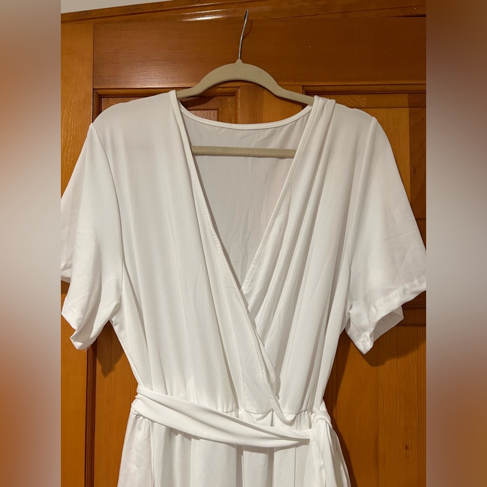 NWOT- White Short Sleeve- V-Neck Dress with tie waist belt and slit - Picture 4 of 6